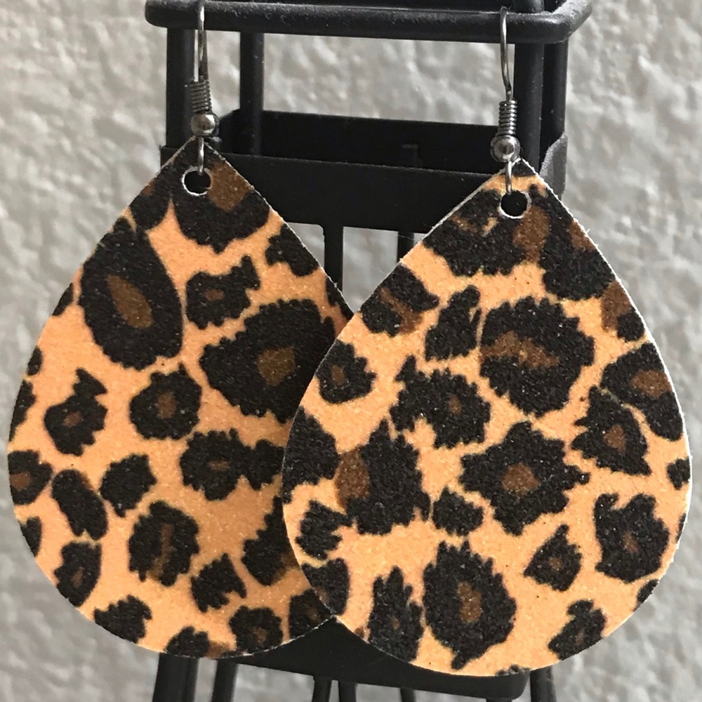 Tear drop faux leather leopard earrings